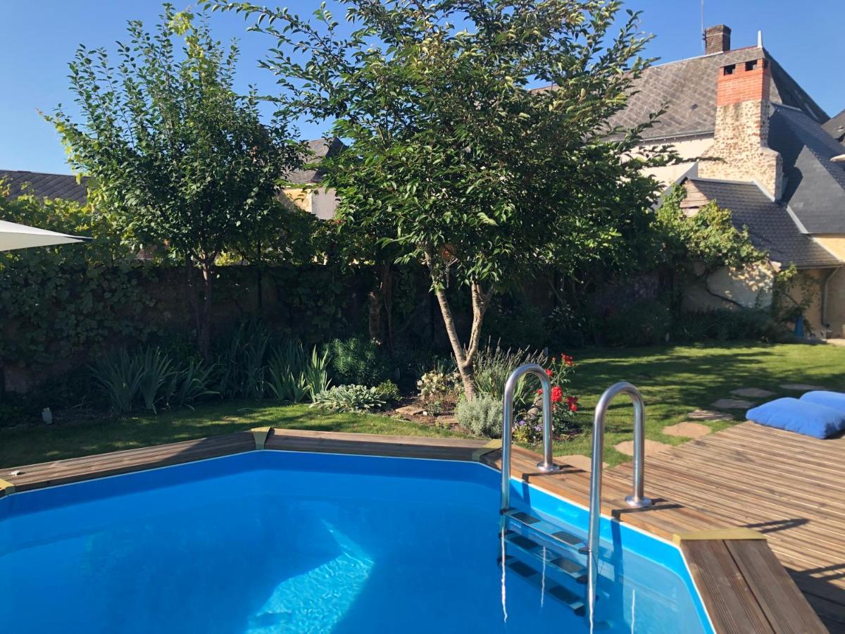 Saint-Pierre-du-Lorouër ル シャトン ルージュ Bed & Breakfast エクステリア 写真